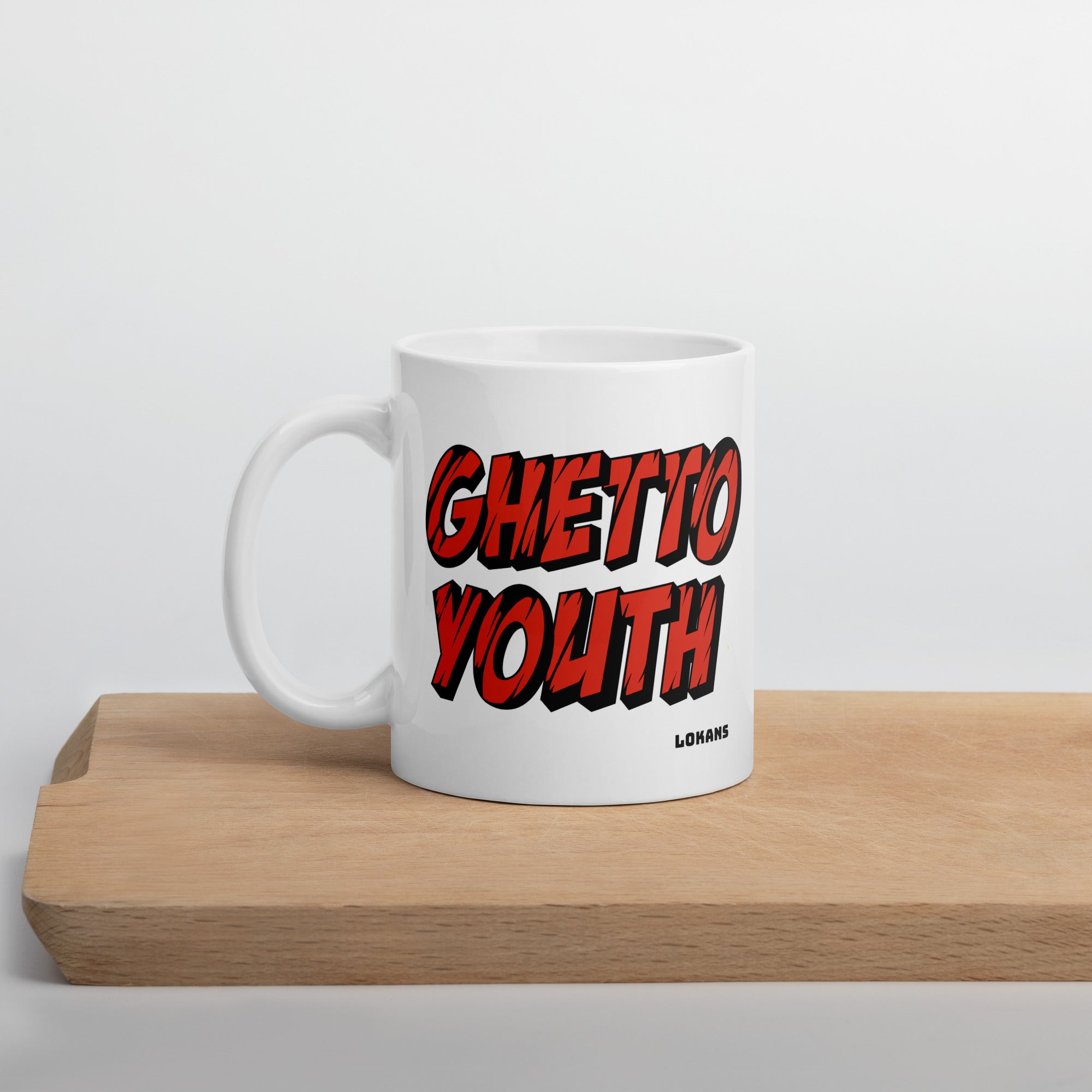 tasse ghetto youth de la marque lokans sur une planche en bois